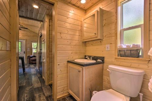 Quaint Mtn Cabin Tiny Living Near Big Adventure的一间浴室