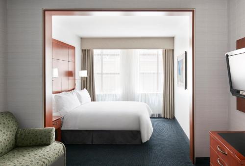 芝加哥Club Quarters Hotel Central Loop, Chicago的酒店客房设有床和窗户。