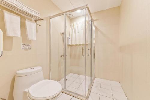台北陆号行旅西门馆的带淋浴和卫生间的白色浴室