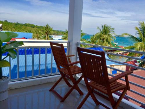 瓜隆岛Apsara Koh Rong Guesthouse的海景阳台上的两把椅子