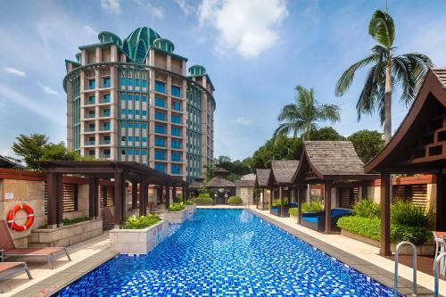 新加坡Resorts World Sentosa - Crockfords Tower的一座带游泳池和高楼的酒店