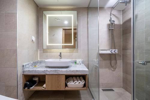 原州市原州城市酒店的一间带水槽和淋浴的浴室