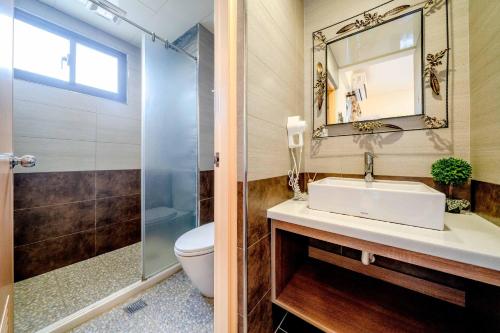 罗东镇欧若菈城堡 的一间带水槽、卫生间和镜子的浴室