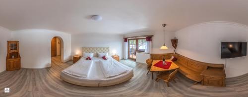 奥巴拉马高拉奇胡格兰德酒店的一间卧室配有一张床和一台电视。