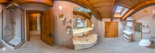 奥巴拉马高拉奇胡格兰德酒店的带淋浴和盥洗盆的大浴室