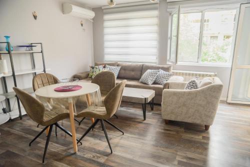 布尔加斯Apartment MARTINI的客厅配有沙发和桌椅