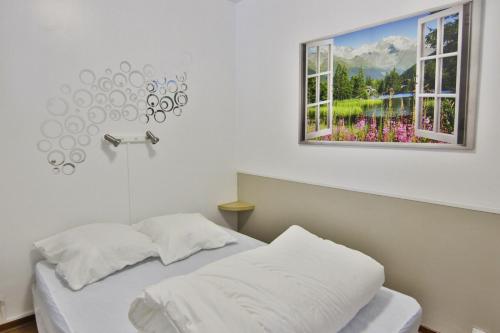 巴涅尔-德吕雄Résidence des Jardins, wifi的一间卧室设有一张床和一个窗口