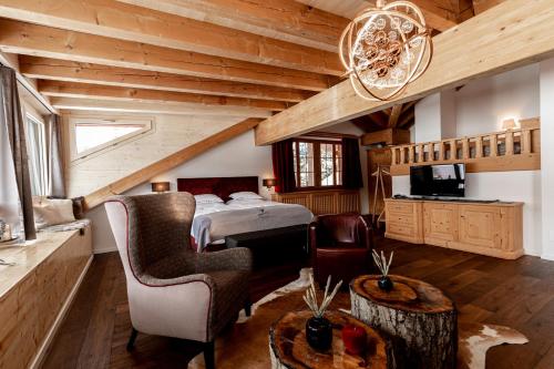 瓦尔贝拉瓦尔德豪斯酒店的一间卧室设有一张床和一间客厅。
