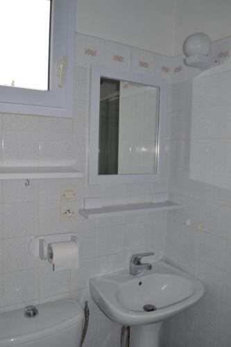 沙特拉永普拉日Maison 300 m de la plage的一间带水槽、卫生间和镜子的浴室