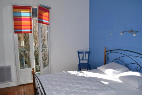 沙特拉永普拉日Maison 300 m de la plage的一间卧室设有一张床和一个窗口