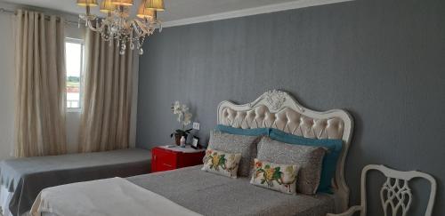 伊瓜苏Pousada Cris Garden Bed&Breakfast的一间卧室配有一张床和一个吊灯