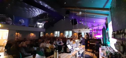 埃基斯蒂尔特胡西奥旅馆的一群人坐在餐厅酒吧里