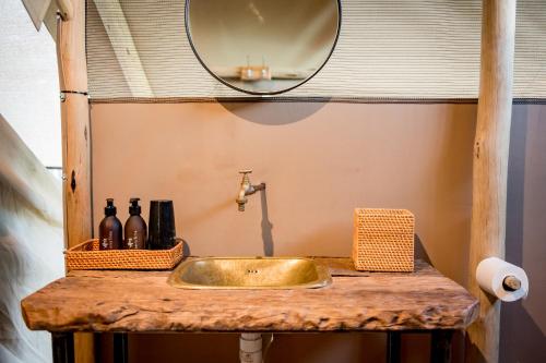 侯斯普瑞特Bundox Explorer Camp的浴室水槽和木台面上的镜子