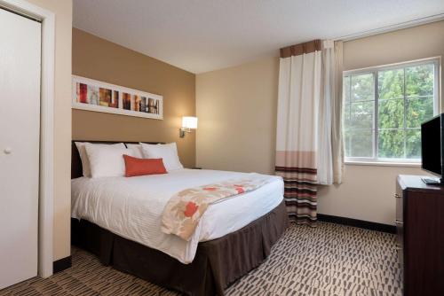 奥兰多MainStay Suites Orlando Altamonte Springs的酒店客房设有床和窗户。