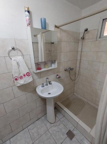 别德马Cabaña Para Lelo的白色的浴室设有水槽和淋浴。