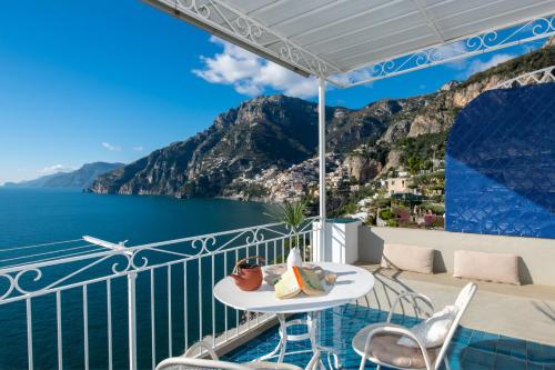波西塔诺Casa Gilda Positano的阳台享有阿马尔菲海岸(amalfi coast)的景致。