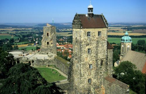 施托尔彭Burghotel Stolpen的一座古老的城堡,山上有两个塔楼