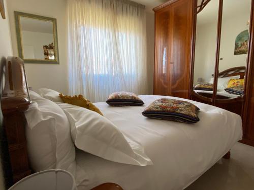 帕尔马Casa di Alice的卧室配有白色的床和枕头。