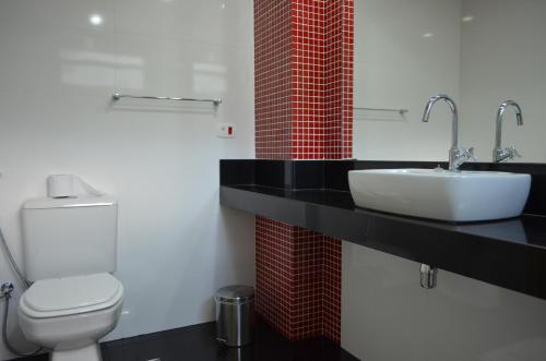 里约热内卢外交家科帕卡瓦纳酒店的浴室配有白色卫生间和盥洗盆。