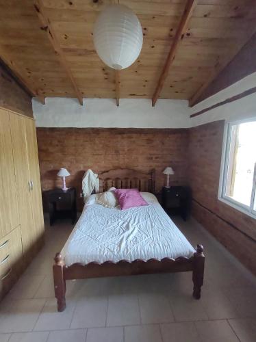 别德马Cabaña Para Lelo的一间卧室设有一张床、两盏灯和一个天花板。