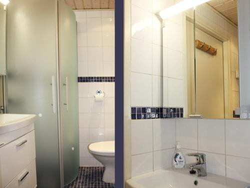 图尔库Jokikatu kaksio的一间带水槽、卫生间和镜子的浴室