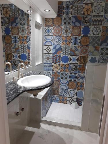马德普拉塔Radar Mirador Cabo Corrientes的一间带水槽和淋浴的浴室