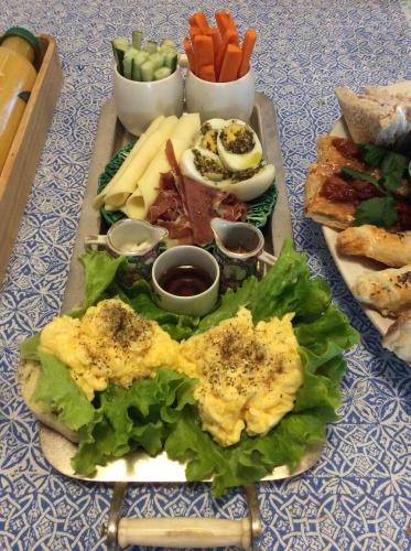 蓬塔德尔加达Marina Lounge Home的桌上一盘食物,包括鸡蛋和蔬菜