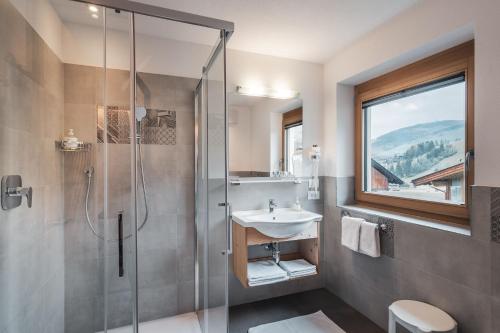 圣维吉利奥加尼伊索克酒店的一间带水槽和淋浴的浴室