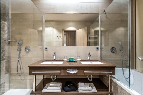 杜埃Hotel Plaža Duće的一间带两个盥洗盆和淋浴的浴室