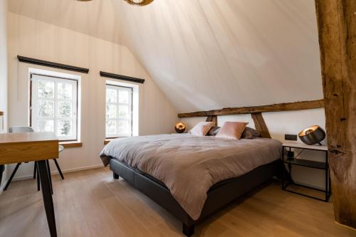 莫尔B&B Weselo的一间卧室设有一张床和两个窗户。