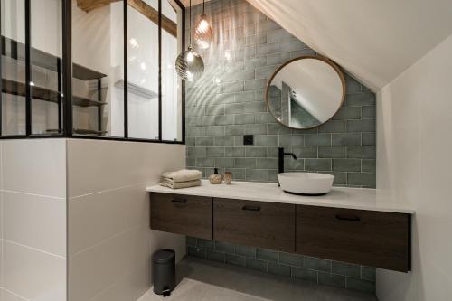 莫尔B&B Weselo的一间带水槽和镜子的浴室