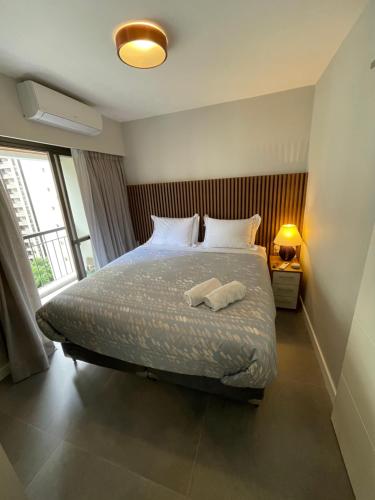 圣保罗Flat Jardins - Paulista的一间卧室配有一张床,上面有两条毛巾