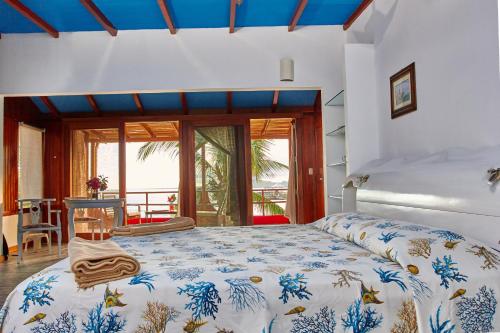 比亚米尔港玛丽塔之屋酒店的一间带大床的卧室和一个阳台