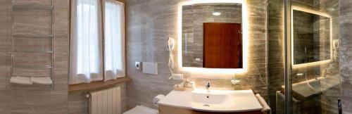 平佐洛佛欣涅别墅酒店的一间带水槽和镜子的浴室