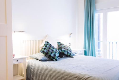 马拉加Blonski-Yellow的一间卧室配有一张带两个枕头的床