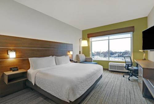 科灵伍德Holiday Inn Express & Suites - Collingwood的酒店客房设有一张床和一个大窗户
