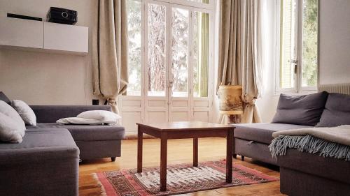 若西耶VILLA SEQUOIA的客厅配有两张沙发和一张桌子