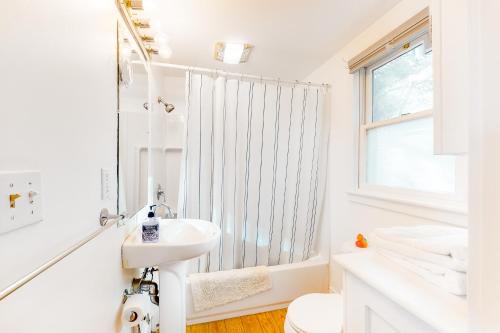 普罗温斯敦A Room With A View的白色的浴室设有水槽和淋浴。