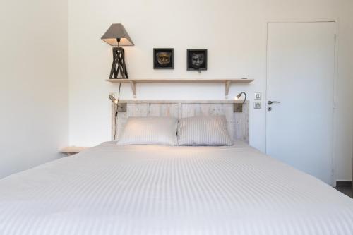 格兰德凯斯Grand Case Bleu Marine Sea Side的一间卧室配有一张带白色床单的大床