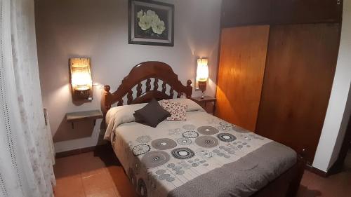 坦迪尔Cabaña Paso a Paso的一间卧室配有一张带两个灯的床