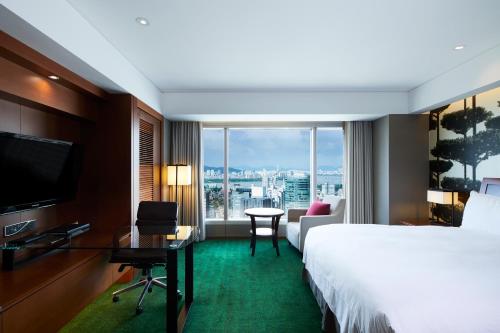 首尔首尔世贸中心洲际酒店 的一间酒店客房,设有一张大床和一个大窗户