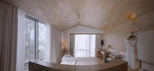 胡志明市西贡融合套房酒店的带浴缸和大窗户的大浴室