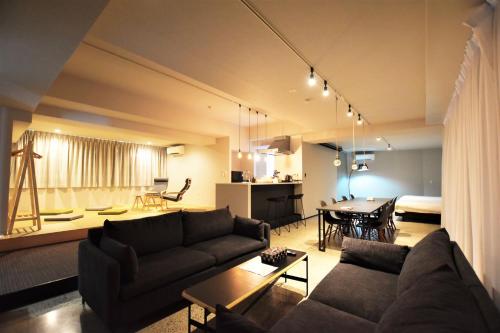 东京Randor Residence Tokyo Suites的带沙发的客厅和用餐室