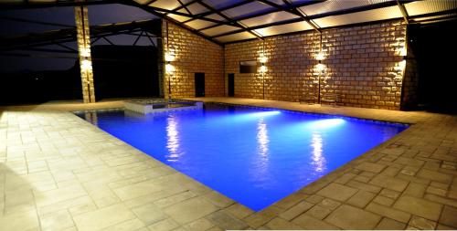 富里斯堡Oranje Guest Farm的一座拥有蓝色灯光的大型游泳池