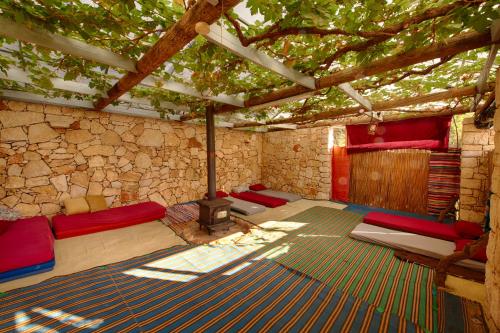 MikhmannimBack to Nature Camping & Huts的客房设有一组床铺和壁炉。