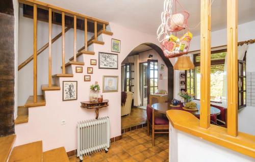 巴比诺波尔杰Guest House Tanja的客厅设有楼梯和桌子