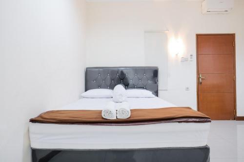 wisma delapan Mitra RedDoorz客房内的一张或多张床位