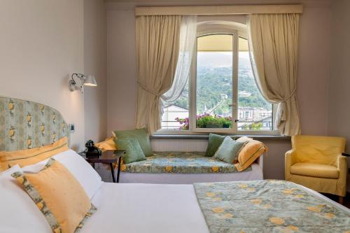 圣文森特Bijou Hotel的酒店客房设有两张床和窗户。