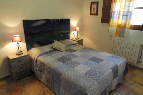 阿尔阿马德穆尔西亚科尔蒂霍拉斯哥隆德里那斯乡村民宿的一间卧室配有一张床和两张台灯。