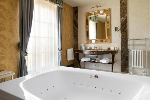 卡瓦伊翁韦罗内塞Villa Cordevigo的一间带大浴缸和水槽的浴室